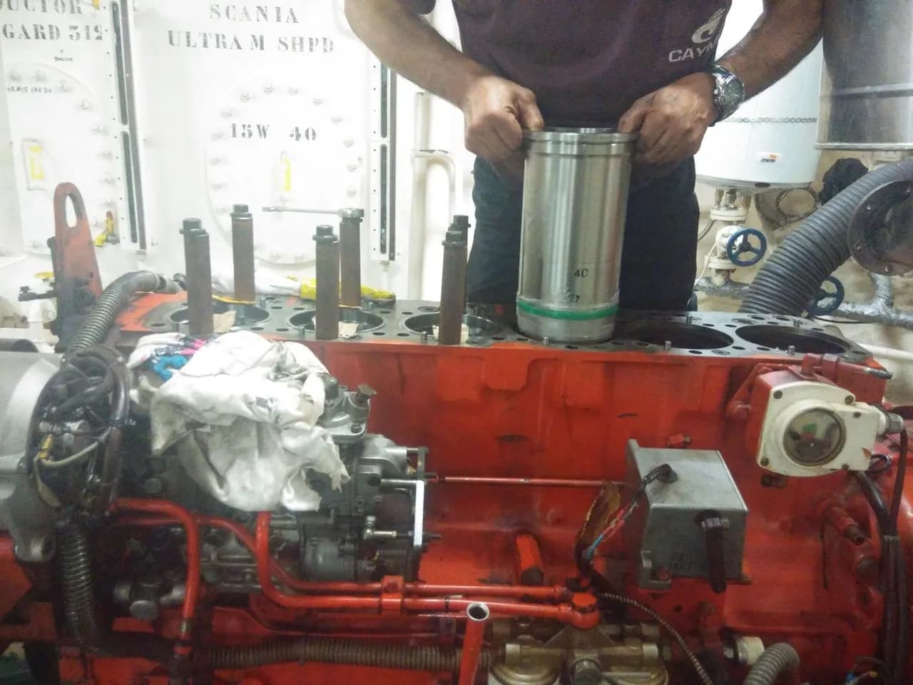 Diesel engine block overhaul — cylinder liner & injector service