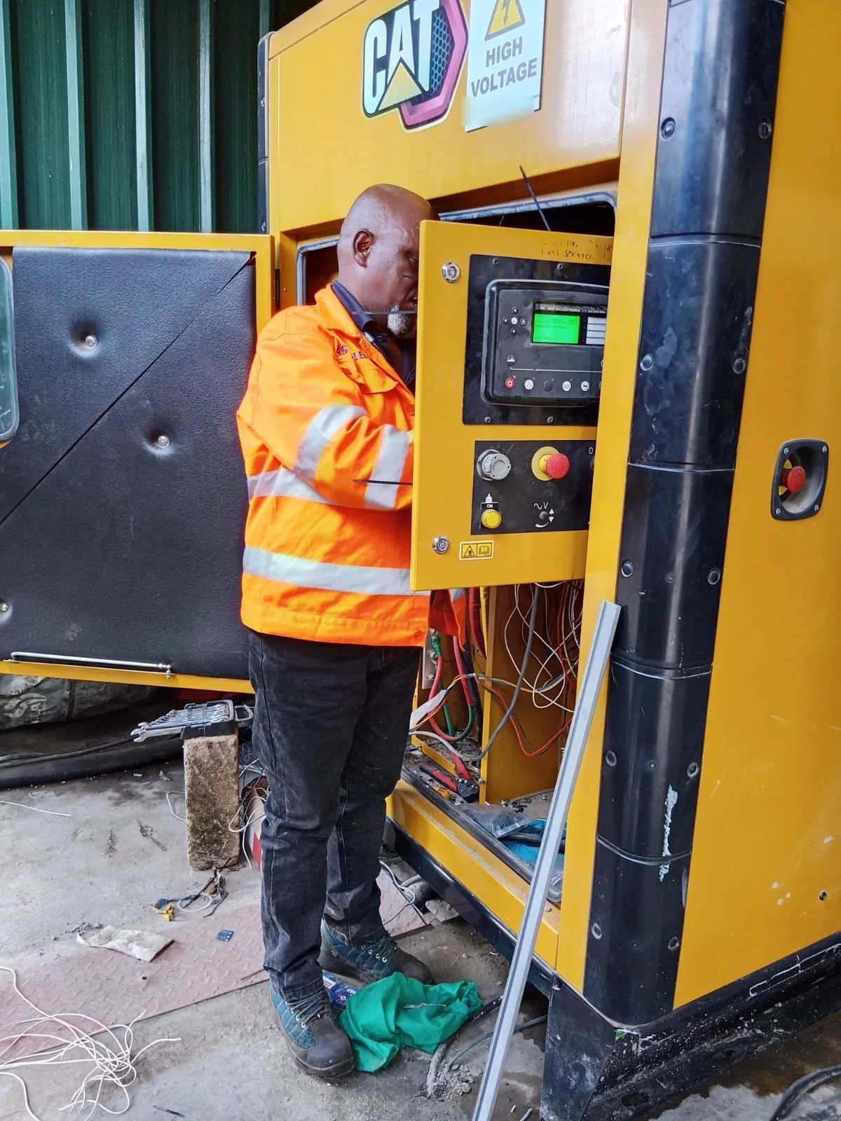EmersonEIMS engineer checking the controller on a CAT generator