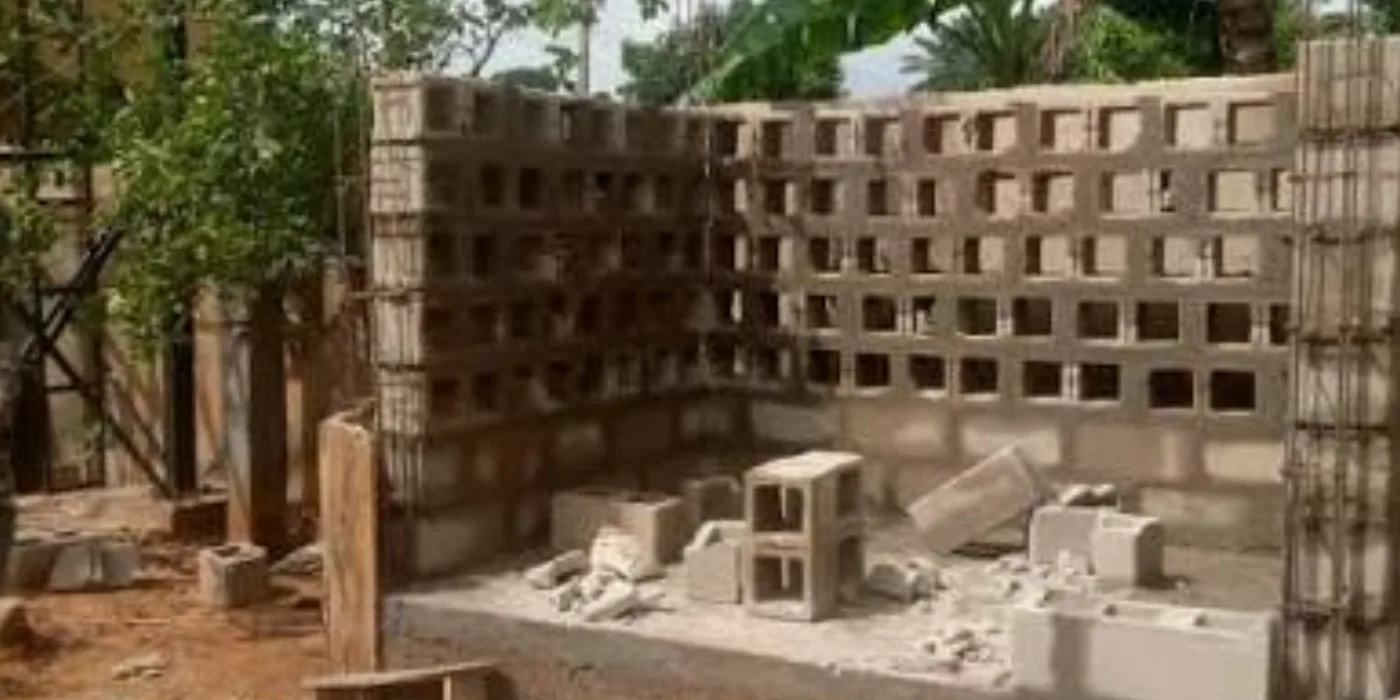 Masonry generator house under construction with ventilation-block walls and reinforced concrete columns
